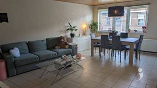 <p><span>2 slaapkamer appartement in residentie 'De Kempen'.</span></p><p><span>Ruime inkom met apart toilet die direct toegang geven tot de slaapkamers en de leefruimte.</span></p><p><span>De leefruimte is groot genoeg voor een salon en een ruime eetplaats.</span></p><p><span>Er is een keuken met veel kastruimte, een extra berging met wasplaats en handige ingebouwde toestellen ( oven, kookplaat, dampkap, dubbele wastafel, koelkast )</span></p><p><span>Er zijn 2 ruime slaapkamers en er is tevens nog een bureau ruimte die eventueel als 3e slaapkamer kan gebruikt worden.</span></p><p><span>De badkamer is voorzien van een douche en een wastafel. </span></p><p><span> </span></p><p><span>Privaat is er een overdekte staanplaats voor de wagen en ook een kelder.</span></p><p><span>Gebouw met lift.</span></p><p><span>Gelegen in het centrum van Herent op wandelafstand van winkels, station, bus en scholen.</span></p><p><span>Beschikbaar vanaf 1 oktober voor lange duur overeenkomst.</span></p><p><span> </span></p><p><span>Gemeenschappelijke kosten: 50 EUR / maand.</span></p><p><span> </span></p><p><span>Interesse? Vraag uw afspraak aan via onze website!</span></p>