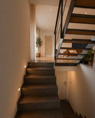 Alle info ook te vinden op achtmeilaan18.beDe woning werd gebouwd in open architectuur met een speelse split-level structuur, wat zorgt voor een...