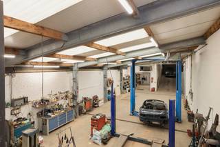 Deze instapklare woning met een loods van 282 m² biedt de perfecte combinatie van comfortabel wonen en professionele mogelijkheden. De loods...