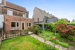 [[ DIT PAND NEEMT DEEL AAN DE ERA OPEN HUIZEN DAG OP 19/9 VAN 13:00 TOT 14:00 ]] 
<p><strong>Te koop: instapklare halfopen eengezinswoning in de Hoveniersstraat, Vilvoorde, gelegen in een rustige wijk naast het centrum.</strong></p><p>Deze charmante woning uit de jaren 1920 combineert authentieke details met hedendaags comfort. Dankzij de ligging in een residentiële buurt geniet je van rust, terwijl scholen, openbaar vervoer, park, treinstation en invalswegen vlakbij zijn. De gezellige west georiënteerde tuin van 150 m² met terras en tuinhuis biedt een ideale plek om te ontspannen na een drukke dag. De woning is volledig instapklaar, waardoor je meteen kan verhuizen en genieten.</p><p><br /></p><p><strong>Belangrijkste ruimtes:</strong></p><p>• Inkomhal (4,0 m²)</p><p>• Woonkamer (14,2 m²) met aangename lichtinval</p><p>• Eetkamer (14,1 m²) aansluitend op de keuken</p><p>• Keuken (14,5 m²) met dubbele spoelbak, dampkap en gasfornuis</p><p>• Badkamer (4,8 m²) met inloopdouche, toilet en wastafel in meubel</p><p>• 3 slaapkamers (12,2 m²; 9,8 m²; 7,2 m²)</p><p>• Nachthal (5,1 m²)</p><p>• Kelder (1,3 m²)</p><p>• Zolder bereikbaar via zolderluik</p><p>• Tuin (150 m²) met terras en tuinhuis</p><p><br /></p><p><strong>Troeven:</strong></p><p>• Rustige ligging naast het centrum van Vilvoorde</p><p>• West georiënteerde tuin met terras en tuinhuis</p><p>• Instapklare eengezinswoning</p><p><br /></p><p><strong>Neem vandaag nog contact op met Selena Perez y Latorre via +32 2 335 11 13 voor een bezoek.</strong></p><p>JOUW DROOMHUIS. ZO GEVONDEN!</p>