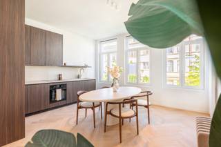 Stel je voor: je wandelt je deur uit en staat binnen dertig seconden op de bruisende Marnixplaats. In de Scheldestraat 96 wacht dit recent gerenoveerde appartement op een nieuwe eigenaar die houdt van de stad, maar ook van rust en ruimte. Dankzij de grote raampartijen en de frisse afwerking baadt elke hoek van dit appartement in het daglicht.<br /><br />De leefruimte is een absolute eyecatcher waar de open keuken – uiteraard voorzien van alle toestellen – de ideale plek is om je kookkunsten te tonen terwijl je vrienden alvast een wijntje inschenken. Heb je even nood aan frisse lucht? Trek je dan terug op je eigen private, zuidgerichte terras. Voor het praktische gemak is er een aparte wasberging en een gastentoilet voorzien. In de kelder is er een private kelderberging voorzien om die extra spullen netjes weg te werken.<br /><br />De twee ruime slaapkamers zijn echte oases van rust, ideaal om te ontsnappen aan de stadsdrukte. In de badkamer geniet je van een moderne inloopdouche en een dubbele lavabo. Je fiets parkeer je vlot in de gemeenschappelijke fietsberging op het gelijkvloers, waarna je zo de hipste buurt van Antwerpen in rolt.<br /><br />Zin om dit leuke appartement op het Zuid met eigen ogen te ontdekken?<br />Maak snel een afspraak via info@goose.be of bel naar 03 369 36 38.