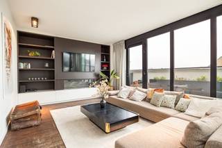  Op zoek naar een uniek penthouse waar luxe, ruimte en licht samenkomen? Dit high-end afgewerkte appartement op de bovenste verdieping biedt...