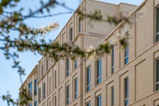 <p><span>APPARTEMENT MET 2 SLKS + TERRAS IN HARTJE ANTWERPEN</span></p><p><span> </span></p><p><span>In de residentiële wijk Zurenborg in het zuidoosten van de stad Antwerpen treffen wij residentie Plantin Moretus aan. De buurt staat gekend om de statige huizen, de gezellige pleinen en haar prachtige architectuur. Tevens bevinden wij ons nabij het Stadspark, het centraal station, het bruisende stadscentrum met diverse horecagelegenheden, lokale handelaars, de Antwerpse Zoo, De Groenplaats, De Meir, ... Kortom een stadswoning op een ware A-locatie met alle voorzieningen binnen handbereik!</span></p><p><span> </span></p><p><span>Toegekomen aan de residentie nemen wij de lift naar de vierde verdieping. Hier ontdekken wij een comfortabel &amp; lichtrijk appartement. Het appartement beschikt over een inkomhal, een berging/wasplaats, een keuken met toegang tot het terras, een woonkamer met toegang tot het balkon, een badkamer, een afzonderlijk gastentoilet en twee slaapkamers.  </span></p><p><span> </span></p><p><span>Troeven:</span></p><p><span>- A-locatie</span></p><p><span>- Gloednieuw appartement</span></p><p><span>- Aanwezigheid van een terras</span></p><p><span>- Parkeergelegenheid voor wagen en fiets<br />*Mogelijkheid tot het huren van een parkeerplaats, 125,00 euro/maand + berging 25,00 euro/maand<br /><br /></span></p><p><span>Interesse om de eerste bewoner te worden van dit knap tweeslaapkamerappartement op een absolute A-locatie? Vraag snel een bezoek aan via volgende link: <span>https://yourent.pillar.estate/plantin-moretus</span></span></p><p><span><br />Bijkomende vragen? Neem contact op met Pillar Estate via <span>info@pillar.estate</span></span><span> of contacteer ons op het nummer 033 695 695.</span></p><p><span>*Deze gegevens zijn louter ter informatieve titel. De vermelde oppervlaktes zijn slechts een indicatie. Pillar kan niet verantwoordelijk gesteld worden voor de juistheid van de aan haar verstrekte gegevens. </span></p><p><span> </span></p>