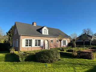 Exclusief wonen in het groen met een uitzonderlijke tuin!Deze villa bevindt zich in een rustige, residentiële en groene omgeving, op wandel- en...