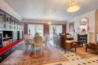 Op een uitstekende locatie in Boom bieden wij dit ruime en comfortabele huis te koop aan. Bent u op zoek naar kwalitatieve vastgoed in de regio? Dit gezellige huis is uitstekend onderhouden en biedt een zee aan licht en ruimte voor het hele gezin. Indeling:Gelijkvloers: - Inkom- Slaapkamer 1 - Badkamer- Wasruimte- Garage- Terras- TuinVerdieping 1:- Hal- Ruime, lichtrijke woonkamer met gezellige zithoek en aparte eetplaats- Keuken- Apart toilet- Slaapkamer 2Zolder:- Volledig ingerichte zolderverdiepBijzonderheden: - Inpandige garage met veel opbergruimte - Oprit - Gezellige en rustige tuin met functioneel tuinhuis- Grote raampartijen die zorgen voor een aangename natuulijke lichtinvalBent u geïnteresseerd in dit vastgoed te huur in 2850 Boom? Aarzel dan niet om contact met ons op te nemen.Wenst u uw eigendom ook te koop of te huur te stellen? Steeds tot uw dienst om u verder te helpen met al uw vragen over vastgoed!Bestuursmaatregelen in het maatregelenregister: in aanvraag
