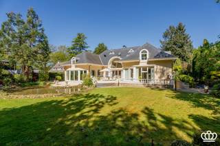 Riante villa met mooie en zonnige tuin op toplocatie te Essen-Heikant! GelijkvloersRoyale open inkomhal op marmeren vloer met glazen trappen die...
