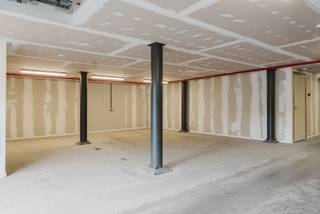 Ruime autostaanplaats van 38 m² in een beveiligd complex met elektrische poort, uitstekend bereikbaar en veilig. De staanplaats bevindt zich onder...