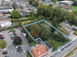 <p><span>What does the RUP say about Zone 2?</span></p><p><span> </span></p><p><span>Intended for housing projects with a high-density residential layout;</span></p><p><span>–</span><span>High-quality facade facing the square;</span></p><p><span>–</span><span>Access via Kapucijnenweg or the urban square;</span></p><p><span>–The landscaping of the public domain must be clearly coordinated with the architecture of the buildings, through an appropriate road layout, choice of materials, and planting.</span></p><p><span>–A generally </span><span>contiguous building layout</span><span>;</span></p><p><span>–Buildings extending to the boundary of the common area between 2/3;</span></p><p><span>–Max. 70% built-up area;</span></p><p><span>–At least 10 m² of outdoor space per unit;</span></p><p><span>–Building density is </span><span>at least</span><span>35</span><span>units per hectare.</span></p><p><span>–This zone follows the building envelope guidelines (AB 2.3): Type 2 on the square side and Type 1 on Yvonne Serruysstraat. -> </span><span>What about Kapucijnenweg?</span></p><p><span>–The </span><span>design study for the project zone will need to be prepared in conjunction with the design of the city square.</span></p><p><span> </span></p><p><span>General Building Regulations 2008</span></p><p><span>Urban Planning Ordinance for the City of Menen</span></p><ol><li><span>The RUP takes precedence over the General Building Regulations;</span></li><li><span>Projections from a sloped roof must not exceed 2/3 of the facade width;</span></li><li><span>Housing unit must be at least 60 m²;</span></li><li><span>Shared trash storage: 1 m² per unit for up to 5 units, then an additional 3 m² per additional 5 units;</span></li><li><span>1 parking space per unit;</span></li><li><span>One bicycle per unit (unless the parking space is> 16 m²);</span></li><li><span>Mobility impact report, if applicable;</span></li></ol><p><span> </span></p>