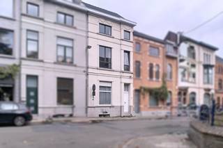 <p><strong><span>Zéér Ruime én Centraal gelegen woning, met 3 SLPK én Tuin!</span></strong><br /><br />Gelegen op <strong>een uitzonderlijke locatie</strong>, <strong>pal aan het stadspark van Aalst en op wandelafstand van het bruisende stadscentrum</strong>, vindt u dit <strong>karaktervolle en ruime herenhuis</strong> <strong>boordevol authenticiteit en charme</strong>. Deze <strong>statige woning</strong> combineert <strong>een topligging</strong> met <strong>een zee aan</strong> <strong>ruimte, licht en potentieel</strong>.</p>
<p><strong>Indeling &amp; troeven:</strong></p>
<p>Bij het betreden van de woning valt meteen de <strong>indrukwekkende inkomhal</strong> op, met een prachtige houten deur en originele elementen die de toon zetten voor de rest van het huis. De <strong>royale leefruimte</strong> baadt in het licht dankzij de <strong>grote raampartijen</strong> <strong>en hoge plafonds</strong>, en sluit via een <strong>authentieke glazen deur </strong>aan op een <strong>tweede, lichtrijke leefruimte</strong>. Deze biedt een prachtig zicht op het <strong>achterliggende terras</strong> en de <strong>volledig omheinde stadstuin</strong> – een oase van rust in het hart van de stad.</p>
<p>Aansluitend vindt u de<strong> aparte keuken</strong>, die toegang biedt tot <strong>een charmante veranda</strong> en verder naar de tuin leidt. <br />Dankzij de slimme indeling geniet u vanuit quasi elke ruimte op het gelijkvloers van tuin- of parkzichten.</p>
<p>Op de tussenverdieping bevindt zich <strong>een zeer ruime badkamer met ligbad, lavabo en toilet</strong>.</p>
<p>De eerste verdieping biedt plaats aan <strong>een royale master bedroom</strong> en <strong>een tweede grote slaapkamer</strong>. De <strong>tweede verdieping, bereikbaar via een vaste trap</strong>, omvat <strong>nog twee slaapkamers</strong> die met elkaar verbonden zijn – ideaal voor wie een aparte dressing, bureauruimte of kinderslaapkamer wil creëren.</p>
<p>Tot slot is er nog <strong>een zolderverdieping met uitbreidingsmogelijkheden</strong>: perfect voor een extra slaapkamer, hobbyruimte of opbergzolder.</p>
<p><strong>Ligging:</strong></p>
<ul>
<li>
<p>Uitzonderlijk zicht op én ligging naast het stadspark</p>
</li>
<li>
<p>Op wandelafstand van winkels, horeca, scholen en het centrum van Aalst</p>
</li>
<li>
<p>Vlot bereikbaar via grote invalswegen en nabij openbaar vervoer</p>
</li>
</ul>
<p><strong>Kortom:</strong> <strong>deze karaktervolle woning biedt enorm veel potentieel</strong> voor wie op zoek is naar een ruim, authentiek en goed gelegen herenhuis in het hart van Aalst.<br /><br />Voor meer info en/of een bezoek contacteer uw vastgoedkantoor KURTIMMO via 0476/076993 OF info@kurtimmo.be!<br /><br /></p>