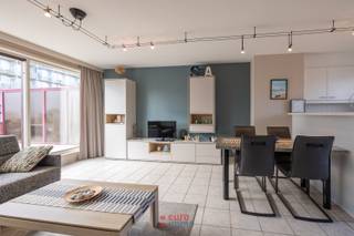 Op zoek naar een zonnig penthouse met alle troeven om er meteen van te genieten? Dan is dit echt wat u zoekt! Deze penthouse aan de Franslaan bevindt zich middenin Nieuwpoort-Bad, op wandelafstand van winkels, strand en gezellige restaurants.<br /><br />Wat dit penthouse uniek maakt, zijn de 2 enorme terrassen, waar u de hele dag door kan genieten van de zon en van het weidse uitzicht over de daken van Nieuwpoort. Of u nu 's ochtends de zon wil vangen bij het ontbijt, of 's avonds nog wil nagenieten van een aperitief buiten, hier kan het allemaal!<br /><br />Binnenin is het appartement mooi en smaakvol ingericht, met een lichtrijke leefruimte, een functionele keuken en een badkamer voorzien van bad. Met 2 slaapkamers, waaronder een leuke kamer met stapelbed, is dit penthouse ideaal voor een gezin of voor wie regelmatig bezoek krijgt.<br /><br />In de benedenverdieping krijgt u de eerste kans om een ruime garagebox bij aan te kopen.<br /><br />Kortom: een zonovergoten penthouse met 2 uitzonderlijke terrassen, op een uiterst centrale locatie. Twijfel dan ook niet langer en maak snel uw afspraak voor een bezichtiging!<br /><br />EPC: 382.