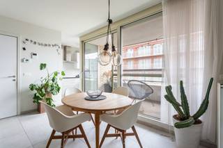 <div>
<div>
<div>
<div><i></i>
<div><span><span><strong>Res. Delta 1</strong> - Trendy appartement ca. 58m² zeer centraal gelegen in een levendige buurt, grenzend aan het groene Park Spoor Noord en vlakbij de hippe wijk 't Eilandje. De wijk 2060 kenmerkt zich door een stedelijke omgeving met een mix van historisch en vernieuwd vastgoed.<br />De rustige buurt staat bekend om moderne studentenhuisvesting en diverse appartementen, met goede bereikbaarheid via openbaar vervoer en fietsenstraten. Op wandelafstand van winkels, hogescholen en universiteiten.<br /><br /><span><strong>INDELING: </strong></span><br /></span></span>
<p>Bij het betreden van het appartement wordt u verwelkomd in een inkomhal met vestiaire en een gastentoilet. De lichte leefruimte van circa 23 m² (4,10m x 5,17m) geniet van een prachtige lichtinval dankzij de grote raampartijen en is stijlvol afgewerkt met een beige keramische tegel. Via een dubbele schuifdeur stapt u zo het aangename, goed georiënteerde terras op—de ideale plek om te ontspannen na een drukke dag.</p>
<p>De open keuken is functioneel ingericht en voorzien van alle nodige toestellen, waaronder een keramische kookplaat, frigo en combi-oven. Praktisch gemak is er in de vorm van een aangrenzende berging.</p>
<span>De slaapkamer van ca.12m² (3,28m x 3,60m) biedt directe toegang tot de moderne badkamer. Deze is uitgerust met een comfortabele inloopdouche, een dubbele wastafel en een spiegelkast. <br /><br />Het appartement wordt compleet gemaakt door een privatieve kelderberging. <br />Daarnaast is de ondergrondse autostaanplaats te koop voor € 27.500.<br /><br /><strong>BIJZONDERHEDEN: </strong></span></div>
</div>
</div>
</div>
</div>
<div>
<div>
<div>
<div>
<div>* Ideale start- of investeringsappartement<br />* Zonnig en ruim terras <br />* Privatieve kelderberging inbegrepen -2.<br />* Overdekte autostaanplaats -2 nr. 94 apart te koop.<br />* Individuele nutsvoorzieningen, EPC A | E-peil E54 <br /><br /></div>
</div>
</div>
</div>
</div>