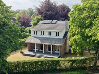 <strong>Karaktervolle villa op gegeerde ligging in Sint-Denijs-Westrem</strong><br /><br /><em>Voor bezoekaanvragen: mail naar info@carloeggermont.be</em><br /><br />In het gegeerde Sint-Denijs-Westrem, op fietsafstand van het centrum van Gent, bevindt zich deze vrijstaande villa op een groene en residentiële locatie.<br /><br />De woning is gelegen op een perceel van ca. 800 m² en beschikt over een bruikbare vloeroppervlakte van 260 m², met inbegrip van een ruime, dubbele garage. De woonst vraagt om een energetische en estetische opwaardering, maar is een uitstekende basis voor wie op zoek is naar een ruime gezinswoning met bijkomend potentieel.<br /><br />De indeling is praktisch en omvat een centrale inkomhal, een lichtrijke leef- en eetruimte met directe aansluiting op het unieke terras en de tuin, een keuken met aansluitende bijkeuken/wasplaats en een doucheruimte. De bijzonder ruime dubbele garage biedt bovendien mogelijkheden om omgevormd te worden tot een multifunctionele ruimte. Op het tussen- en eerste verdiep bevinden zich vier volwaardige slaapkamers en een tweede badkamer, wat deze woning uitermate geschikt maakt voor gezinnen.<br /><br /><strong>Een buitenkans in Sint-Denijs-Westrem voor wie ruimte, potentieel en locatie centraal stelt. </strong>(De woning beschikt over een conforme elektrische installatie)
