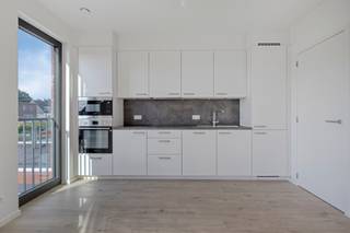 <p><span>Te huur: modern nieuwbouw appartement in Duffel, gelegen aan de Stationsstraat op de stadsrand en op wandelafstand van het treinstation.</span></p><p><br /></p><p><span>Dit lichtrijke appartement combineert wooncomfort met een praktische ligging. Dankzij de grote ramen geniet u van veel natuurlijke lichtinval. De nieuwbouwafwerking zorgt voor een frisse uitstraling en energiezuinige voorzieningen. Bovendien beschikt het appartement over een eigen parkeerplaats, wat een grote troef is in deze buurt.</span></p><p><br /></p><p><span><span></span>Interesse?</span></p><p><span>Druk op de knop &quot;Neem contact op&quot; daarna ontvangt u een mail. Gelieve de stappen in deze mail te volgen om u kandidaat te stellen.</span></p><p><br /></p><p><span>JOUW DROOMAPPARTEMENT. ZO GEVONDEN!</span></p>
