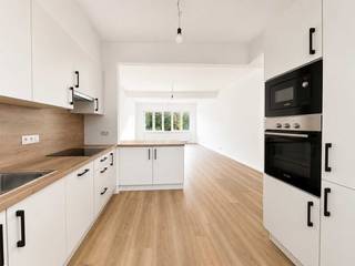 Instapklaar gelijkvloers appartement met grote tuin, EPC A en garage<br /><br />Een volledig gerenoveerd gelijkvloers appartement met een grote private tuin van ca. 92 m², een gezellig terras van ca. 15 m² én een uitstekende EPC-score A: dit is wonen zonder zorgen.<br /><br />Alles werd vernieuwd met oog voor comfort en energiezuinigheid. U geniet van een lichtrijke leefruimte, een gloednieuwe keuken met inductiekookplaat, vaatwasmachine, oven en microgolfoven, een ruime slaapkamer, een aparte wc en een praktische berging met aansluiting voor wasmachine en droogkast.<br /><br />De tuin is zonder inkijk en biedt alle ruimte om te ontspannen, te genieten of gezellig buiten te eten. Extra troef: er zijn ook nog 2 bijkomende kelderbergingen aanwezig.<br /><br />Dankzij de warmtepomp voor verwarming en de warmtepompboiler voor warm water, zonnewerende beglazing, ventilatiesysteem D en doorgedreven isolatie van wanden, vloer en dak woont u hier energiezuinig en toekomstgericht.<br /><br />Bij het appartement hoort een volledig gerenoveerde garage met nieuwe oprit en elektrische sectionaalpoort, verplicht bij aan te kopen voor €38.000.<br /><br />Vanaf prijs appartement gelijkvloers met tuin: €315.000<br />Garage verplicht bij aan te kopen: €38.000<br /><br />Appartement op de 1ste verdieping<br /><br />Het appartement op de 1ste verdieping beschikt over dezelfde kwalitatieve afwerking, inrichting en EPC A. Dit appartement heeft geen private tuin, maar biedt eveneens comfortabel en energiezuinig wonen. De verwarming en het sanitair warm water worden voorzien via een nieuwe condenserende gasketel, in combinatie met ventilatiesysteem C en geïsoleerde schildelen.<br /><br />Vanaf prijs appartement 1ste verdieping: €295.000<br /><br />Kijkdagen: donderdag 14/05, zaterdag 16/05 en zondag 17/05, telkens van 10u tot 13u.<br />Bieden kan tot maandag 25/05 om 12u.<br /><br />Een zeldzame combinatie van gelijkvloers wonen, grote tuin, EPC A en garage. Zeker een bezoek waard.