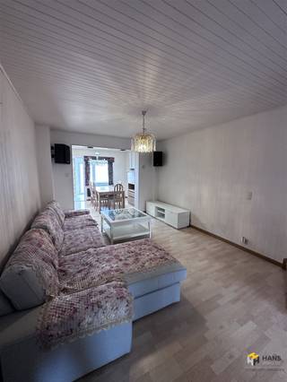 <p><span>Maison (125 m²) avec 2 chambres et jardin en ville à Deurne.</span></p><p><span> </span></p><p><span>Maison bien entretenue de 125 m² avec 2 chambres et un jardin urbain. On entre dans le hall d'entrée qui donne accès au salon et à la cuisine. Au fond du salon se trouve une salle à manger qui débouche à son tour sur la salle de bains avec baignoire, lavabo et toilettes. Celle-ci donne accès au jardin urbain pavé. Au premier étage se trouvent les 2 chambres (toutes deux de 15 m²), dont 1 avec WC. En plus : chauffage central au gaz, double vitrage en PVC et cave très spacieuse. EPC 340  UC 0003892058-1. </span></p><p><span> </span></p><p><span>Pour plus d'informations ou une estimation gratuite, rendez-vous sur <span>www.hansimmo.be</span></span><span>.</span></p><p><span> </span></p><p><span> </span></p>