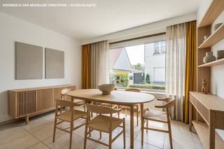<strong>De Panne: recente woning met ruime garage!</strong><br /><br /><br />Op zoek naar een instapklare en recente woning in De Panne? Deze verzorgde woning is rustig gelegen in een aangename residentiële wijk, op wandelafstand van het strand en in de nabijheid van scholen, winkels en andere voorzieningen. Ook de E40, Veurne en Koksijde zijn vlot bereikbaar, waardoor deze woning zowel voor permanente bewoning als voor wie een tweede verblijf zoekt, bijzonder interessant is.<br />De woning werd recent gebouwd en beschikt bovendien over een **ruime garage**, een belangrijke troef die zorgt voor extra parkeermogelijkheden en bergruimte.<br /><br /><br /><strong>Indeling</strong><br /><br />Op het gelijkvloers bevinden zich een inkomhal met vestiaire, een apart toilet, een gezellige eetruimte en een open, volledig ingerichte keuken. De lichtrijke leefruimte geeft rechtstreeks toegang tot een aangenaam terras en de buitenruimte/tuin. Van hieruit is er eveneens een rechtstreekse toegang tot de ruime garage. Op de verdieping bevinden zich twee ruime slaapkamers, elk met een eigen badkamer. Eén badkamer beschikt over een ligbad, de andere over een douche. Beide slaapkamers hebben bovendien toegang tot een buitenruimte: één slaapkamer beschikt over een balkon, terwijl de andere toegang geeft tot een **volwaardig terras**.<br /><br /><strong>Troeven</strong>
<ul><li>Recente en instapklare woning</li><li>Rustige residentiële ligging</li><li>Zeer ruime garage met rechtstreekse toegang tot de woning</li><li>Vlotte verbinding naar de E40, Veurne en Koksijde</li></ul>
<strong>Interesse of graag een bezoek? Neem contact op met Frederick via 058/22.41.70 voor meer informatie of om een bezoek in te plannen.</strong>
