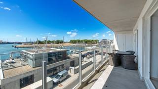 Uitzonderlijk groot appartement van 132 m² met maar liefst 3 slaapkamers, 2 badkamers en een ongelooflijk mooi uitzicht over de jachthaven van Zeebrugge. Een prachtig appartement dat uitblinkt op gebied van ruimte en comfort. Aan de voorzijde geniet u van een breed zonneterras dat uitkijkt op de zeilboten van Zeebrugge. Een absolute toplocatie met een fenomenaal uitzicht.<br /><br />Het appartement heeft 10 meter façade met ramen over de volledige breedte. De oriëntatie is perfect. Zowel het terras als de leefruimte zijn volledig zuidwest georiënteerd waardoor u vanaf de middag volop kunt genieten van de zon. Achteraan het appartement is er nog een knus terras waar u kunt genieten van de ochtendzon. <br /><br />Het gebouw dateert van 2022 en is volledig conform met de hedendaagse normen.<br />Zo profiteert u van een energielabel A en een volledig conforme elektriciteitskeuring. <br /><br />Indeling: Inkomhal met ingebouwde vestiaire, imposante woonkamer die naadloos aansluit op het zonneterras, een moderne en volledig uitgeruste leefkeuken, 2 grote bergingen, 2 aparte toiletten, 2 badkamers en 3 slaapkamers. Terras vooraan en achteraan.<br />Mogelijkheid tot het aankopen van een DUBBELE GARAGE in het gebouw, en dit vlakbij de lift.<br /><br />Een uniek aanbod op gebied van ruimte, kwaliteit en energiezuinigheid.<br />Verkoop onder registratierechten.<br /><br />Meer informatie of een vrijblijvend bezoek?<br />Contacteer Sacha Vanrafelghem op GSM 0487/43.79.10.