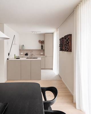 <p>Dit instapklare gelijkvloerse appartement maakt deel uit van de stijlvolle nieuwbouwresidentie Kaai 30, gelegen op een rustige en bijzonder centrale locatie aan de rand van Brugge. Vanuit de residentie geniet u van een aangenaam omgeving langs het water en bevindt u zich tegelijk op korte afstand van het historische stadscentrum.<br /><br />De ligging combineert het beste van twee werelden: rustig wonen, voldoende weg van de toeristische drukte, maar met alle voorzieningen binnen handbereik. Scholen, winkels en openbaar vervoer bevinden zich op wandelafstand. Ook de Grote Markt en ’t Zand zijn vlot bereikbaar. In de nabije omgeving vindt u bovendien meerdere supermarkten, diverse loop- en fietsroutes en een fitness en zwembad op minder dan 1 km van de residentie.<br /><br />Het appartement werd reeds volledig afgewerkt met kwalitatieve materialen en is volledig geschilderd, waardoor het onmiddellijk kan worden betrokken.<br /><br />De indeling omvat een inkomhal met gastentoilet, een aangename leefruimte met open keuken, uitgerust met alle hedendaags comfort, en een praktische technische berging. Vanuit de leefruimte en keuken heeft u rechtstreeks toegang tot het privatieve terras, dat aansluit op de mooi aangelegde, gemeenschappelijke binnentuin en een aangename plek vormt om tot rust te komen. Verder beschikt het appartement over een ruime slaapkamer met ensuite badkamer voorzien van inloopdouche en lavabo.<br /><br />Als bijkomende troef beschikt de residentie over een ondergrondse parkeergarage, te bereiken via een autolift. Bij het appartement dient een ondergrondse autostaanplaats te worden aangekocht, wat zorgt voor extra comfort en parkeergemak.<br /><br />Een uitstekende keuze voor wie op zoek is naar een kwalitatief, instapklaar appartement op een rustige en centrale locatie in Brugge.<br /><br />Voor verdere informatie of vrijblijvend bezoek contacteer Jana op 0498 10 98 98 of mail naar jana@immax.be.</p>