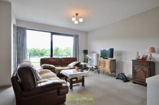 Interesse? Contacteer Immo Roman gsm 0472 35 92 86.<br /><br />Dit lichtrijk appartement bestaat uit een inkomhall, ruime leefruimte met open geïnstalleerde keuken, terras met zicht op Kwaremont, 2 slaapkamers, geïnstalleerde badkamer, toilet en berging. Garagebox. Gemeenschappelijke kosten: 70 euro/maand.<br />Interesse? Contacteer Immo Roman gsm 0472 35 92 86.