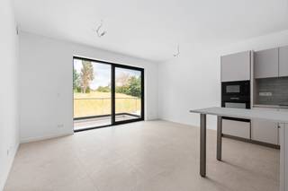 Dit appartement maakt deel uit van een nieuwbouwproject met 11 appartementen en combineert hedendaags wooncomfort met een uitstekende ligging in Grimbergen. Dankzij de mogelijkheid tot aankoop aan 6% btw vormt dit een interessante opportuniteit voor zowel eigen bewoning als investering. Het appartement beschikt over een doordachte indeling met veel aandacht voor licht en leefruimte. Bovendien zorgen de privatieve terrassen en tuinen samen met de ruime gemeenschappelijke tuin voor een aangename buitenbeleving. De centrale ligging biedt een vlotte verbinding naar winkels, openbaar vervoer en belangrijke invalswegen.<br /><br />Belangrijkste ruimtes:<br />• Lichtrijke woonkamer met open leefruimte<br />• Open keuken met moderne indeling en praktische aansluitingen<br />• Terras en/of privatieve tuin voor extra buitenruimte<br />• Ruime gemeenschappelijke tuin toegankelijk voor bewoners<br />• Kelder en staanplaats aanwezig <br /><br />Troeven:<br />• Nieuwbouwproject met 11 moderne appartementen<br />• Mogelijkheid tot aankoop aan 6% btw<br />• Centrale ligging met terrassen, tuinen en gemeenschappelijke tuin<br /><br />Neem vandaag nog contact op met je ERA-makelaar voor meer informatie of een bezoek.<br /><br />JOUW DROOMAPPARTEMENT. ZO GEVONDEN!