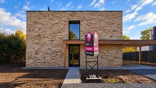 <p>Exclusieve nieuwbouwvilla met zwembad en poolhouse in het groene hart van Bolderberg!</p>
<p><span>In een rustige doodlopende straat in het gegeerde Bolderberg te Heusden-Zolder bevindt zich deze uitzonderlijke nieuwbouwvilla met een bewoonbare oppervlakte van 333 m² op een perceel van bijna 12 are. Op wandelafstand van het prachtige Domein Bovy, vlakbij Circuit Zolder, aan de rand van Hasselt en met een vlotte verbinding naar de autosnelweg, woont u hier in alle rust op een bijzonder gegeerde locatie.</span></p>
<p><span>Deze woning werd gerealiseerd als volwaardige passiefwoning met een E-peil onder 0 en combineert een tijdloze architectuur met moderne technieken en een bijzonder hoog wooncomfort. Dankzij de 35 zonnepanelen, de aluminium ramen en de doorgedreven isolatie geniet u van een uiterst energiezuinige woning. De vloerverwarming in de volledige woning, samen met de vijf slimme LG-airco-units voor koeling en verwarming, zorgt het hele jaar door voor een aangenaam binnenklimaat.</span></p>
<p><span>Vanaf het eerste moment maakt deze villa indruk. U wordt verwelkomd via een stijlvolle pivotdeur die uitgeeft op een ruime inkomhal met een uitzonderlijk brede gang die visueel doorloopt tot achteraan de woning. Dit zorgt voor een mooi zicht doorheen het huis en versterkt het gevoel van ruimte en licht. Aan de linkerzijde bevindt zich een technische ruimte die ook mogelijkheden biedt voor een bureauruimte, ideaal voor wie regelmatig van thuis uit werkt. Rechts vindt u de vestiaire en het gastentoilet. Via een praktische zijdeur bereikt u rechtstreeks de keukenruimte.</span></p>
<p><span>De ruime, lichtrijke leefruimte staat in directe verbinding met de tuin en het zwembad. Grote raampartijen zorgen voor een overvloed aan natuurlijk licht en bieden een prachtig zicht op de buitenruimte. Het ruime terras sluit mooi aan op de woning en vormt samen met de tuin en het zwembad de ideale plek om te ontspannen, gasten te ontvangen en volop te genieten van zonnige dagen.</span></p>
<p><span>De woning biedt u bovendien de mogelijkheid om de laatste interieurafwerkingen volledig naar eigen smaak te kiezen. De keukeninrichting en binnendeuren zijn niet inbegrepen in de prijs. Ook de vloerafwerking in de woonkamer en de slaapkamers is nog vrij te kiezen, net zoals de verdere afwerking van de trap. Zo kunt u zelf de materialen, kleuren en stijl bepalen die het best bij uw persoonlijke smaak passen.</span></p>
<p><span>Op de verdieping bevinden zich vier ruime slaapkamers en twee badkamers. De masterbedroom beschikt over een eigen dressing en een aparte privébadkamer. Aan de andere zijde van de verdieping vindt u nog drie volwaardige slaapkamers en een tweede badkamer. Daarnaast is er een polyvalente ruimte die dankzij de vide een open zicht biedt naar beneden en doorheen de woning richting het zwembad. Dit zorgt voor extra lichtinval en een bijzonder ruimtelijk gevoel.</span></p>
<p><span>De buitenaanleg heeft ondertussen een mooie vooruitgang gekend. De carport met hoogwaardige afwerking in afrormosia is volledig gerealiseerd en sluit perfect aan bij de architectuur van de woning. Ook de kasseien aan de voorzijde en rondom de woning zijn aangelegd, de kiezelverharding is voorzien en de tuin is aangelegd en ingezaaid met gazon. De terrastegels en de verdere afwerking rondom het zwembad worden binnenkort nog uitgevoerd door de bouwheer. Zo wordt ook de buitenruimte verder afgewerkt tot een mooi en harmonieus geheel.</span></p>
<p>Pluspunten:<br />- Mogelijkheid tot aankoop aan 2% registratierechten;<br />- Met zwembad, poolhouse en carport;<br />- Bewoonbare opp. van 333m²;<br />- Grondopp. van bijna 12are;<br />- 4 slaapkamers en 2 badkamers;<br />- Carport in afrormosia afwerking!<br />- Tuin aangelegd, gazon ingezaaid evenals verharding!<br />- 35 zonnepanelen, 5 airco's, domotica!<br />- Aanleg terras en rondom zwembad inbegrepen!<br />- Overal vloerverwarming;<br />- Geen BTW van toepassing; verkoop onder registratierechten!</p>