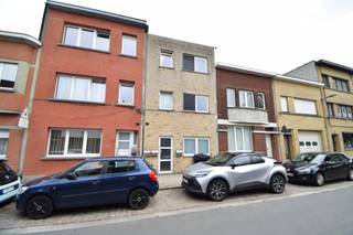 Eénslaapkamer appartement met kleine koer/ tuin achteraan. Het appartement bestaat uit een zithoek met aanpalende ingerichte keuken en...