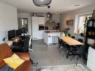 <strong>Appartement récent au rez-de-chaussée avec une grande terrasse et deux emplacements de parking, idéalement situé au centre de Bertem.</strong><br />Rez-de-chaussée : Hall d’entrée, chambre spacieuse, salle de bains avec douche, WC et double vasque.<br />Living avec cuisine ouverte et accès vers la grande terrasse.<br />Niveau cave : Cave spacieuse.<br />Extérieur : 2 emplacements de parking.