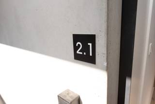 'Hèlen Park' is een nagelnieuw project met standing en uitstraling, gelegen op een belangrijke invalsweg te Waregem.<br /><br />Volledig afgewerkt en bewoonbaar hoekappartement (penthouse) op de bovenverdieping.<br />* 2-slaapkamerappartement van 116m² met terras van 25m² (prachtig uitzicht over de velden).<br />* leefruimte (parketvloer) met een prachtige open keuken voorzien van alle toestellen<br />* badkamer voorzien van dubbele wastafel, inloopdouche en ligbad<br />* ruime berging/wasplaats en een afzonderlijk gastentoilet<br />* volledig afgewerkt en direct beschikbaar<br />* zeer energiezuinig appartement (A-label) en verwarmd met warmtepomp in combinatie met vloerverwarming, zeer energie zuinig. <br />*ventilatie type D<br />* bij aankoop van een appartement mogelijkheid tot aankoop van een ondergrondse autostaanplaats (parkeerkelder) of extra berging.<br />* aankoop met 6% btw mogelijk<br /><br />Ideale ligging vlakbij station, centrum, ziekenhuis en supermarkten. Wandelaars komen ook aan hun trekken in de achterliggende velden en oude spoorwegberm.<br /><br /><br />Maak nu uw afspraak via tom@immoroba.be voor meer info of bezoek!!