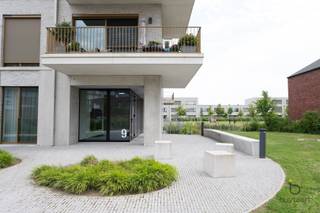 <p><span>WONEN IN STIJL: een knap twee-slaapkamer appartement op de derde verdieping met terras te Deurne-Zuid, gelegen in het project Eksterlaer, een omgeving die perfect aansluit bij de visie van de stad Antwerpen. </span></p><p><span>Bewoonbare oppervlakte van ca 95m² + 14m² terras, opgeleverd in 2023, dus als nieuw, gelegen midden in de nieuwe wijk gevormd door een lange parkstrook met waterpartijen en groengebieden.</span></p><p><span>Opvallend statig gebouw, voorzien van een lift en geeft toegang tot de ondergrondse parking.</span></p><p><span>Inkom, gastentoilet, leefruimte bestaande uit eetkamer en salon met open keuken voorzien van inductievuur, dampkap, heteluchtoven, vaatwasser, ingebouwde ijskast en diepvriezer.</span></p><p><span>Hal met vestiaire en toegang tot de twee slaapkamers, badkamer en berging/wasplaats. Beide slaapkamers zijn voorzien van ingemaakte kasten en de grote slaapkamer met automatische verduistering. Badkamer met dubbele lavabo, inloopdouche en wanden volledig betegeld.</span></p><p><span>Combinatie van parket en tegelvloer, aluminium ramen, vloerverwarming - warmtepomp (verwarmen en koelen), ventilatie type D, EPC A-label.</span></p><p><span>Extra's: automatische screens (zijdelings), vliegenramen, draai-kip ramen, blokdeuren, videofoon.</span></p><p><span>Een ondergrondse autostaanplaats is bijkomend aan te kopen +25.000€. Daarnaast beschikt u over een privatieve berging en een gemeenschappelijke fietsenstalling.</span></p><p><span>Gemeenschappelijke kosten: ca 170€/m (syndicus, brandverzekering, poetsen gem delen, onderhoud lift, gem verbruik,...).</span></p><p><span>In de nabijheid </span><span>het Boekenbergpark, Te Boelaerpark, Park Groot Schijn en het Rivierenhof, rustig en toch op een boogscheut van het centrum Antwerpen, de autoluwe straten en de aanleg van fiets-en wandelpaden maken het wonen zeer aangenaam.</span></p><p><span>Instapklaar appartement, voor wie houdt van comfort, welkom voor een bezoekje!</span></p><p><span> </span></p>