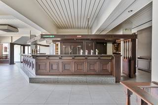 Ontdek snel enkele troeven van de commerciële pand in het centrum van Sint-Kruis: - Topligging: gelegen in het bruisende hart van Sint-Kruis, met veel passage en zichtbaarheid.- Ruim terras: trek extra klanten aan met een sfeervol terras, ideaal voor een hapje en drankje in de buitenlucht.- Parking in de buurt: gemakkelijke toegang voor klanten dankzij parkeergelegenheid op wandelafstand.- Veel potentieel: perfect voor een restaurant, brasserie, lunchbar of koffiehuis.Bent u op zoek naar bedrijfsvastgoed bestaande uit een pand te koop in Brugge? Contacteer ons voor meer informatie of een bezoek ter plaatse via hilde.blieck@dewaele.com of 0476 94 27 32.Bestuursmaatregelen in het maatregelenregister: nee