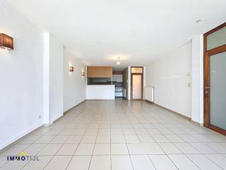 Dit appartement is gelegen op het gelijkvloers van een klein gebouw met slechts 2 wooneenheden en beschikt over een lichtrijke woonkamer met...