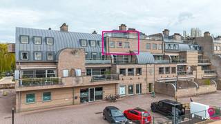 <p>Bij ImmoFusion 7/7 “open huis” : klik op onze 3D-TOUR. <br />Ervaar vastgoed alsof je er zelf doorloopt!<br /><br />Stap binnen in dit charmante en instapklare duplex appartement, ideaal gelegen in het centrum van Zolder, op wandelafstand van het gemeentehuis en de kerk. Met een bewoonbare oppervlakte van 111m², drie slaapkamers en een aangenaam dakterras, biedt dit appartement een comfortabele en praktische woonoplossing.<br /><br />Bij binnenkomst in de inkomhal wordt u meteen verwelkomd door een verzorgde uitstraling. Aan de rechterzijde bevindt zich de trap die leidt naar de bovenste verdieping, waar zich een extra kamer bevindt met directe toegang tot het gezellige dakterras. Wanneer u verder doorloopt, komt u terecht in de ruime en lichtrijke living. Dankzij de grote raampartijen geniet deze ruimte van een aangename natuurlijke lichtinval.<br /><br />Het appartement beschikt over drie slaapkamers met voldoende lichtinval en een aangename sfeer. De badkamer is compact maar functioneel ingericht met een ligbad en douchefunctie. Het toilet bevindt zich in een aparte ruimte naast de badkamer.<br /><br />Er is een autostaanplaats alsook een bijhorende berging aanwezig bij het pand.<br /><br />Pluspunten:<br />- Instapklaar duplex appartement <br />- 3 slaapkamers met veel lichtinval <br />- Gezellig dakterras <br />- Centrale ligging nabij gemeentehuis en kerk <br />- Ondergrondse én bovengrondse garage <br />- Aluminium ramen met hoogrendementsbeglazing <br />- Elektrische verwarming <br />- Geen renovatieplicht<br /><br />Voor een bezichtiging ter plaatse of meer info, bel ons op 078/78.78.70, of kom gewoon binnen op ons kantoor, steeds welkom!</p>