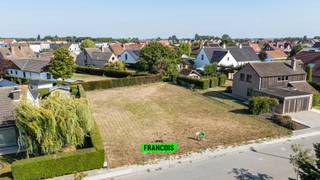 Prachtig stuk bouwgrond te koop in De Haan – unieke ligging nabij zee en centrum<br /><br />Op een absolute toplocatie in De Haan, op wandelafstand van het charmante centrum, de prestigieuze Concessiewijk, het bos én de zeedijk, vindt u dit uitzonderlijke perceel bouwgrond. Een unieke kans om uw droomwoning te realiseren in een van de meest gegeerde badplaatsen aan de Belgische kust.<br /><br />Kenmerken van het perceel:<br /><br />- Totale oppervlakte: 742 m²<br /><br />- Perceelbreedte: ca. 23 m<br /><br />- Perceeldiepte: ca. 33 m<br /><br />Vrije inplanting, met de voorwaarde dat er 4 meter afstand wordt gehouden van de perceelsgrenzen<br /><br />Toegestane bouwhoogte: gelijkvloers + 1 verdieping + zolder<br /><br />Verplicht zadeldak met een dakhelling van 25° tot 45° (vanaf kroonlijst)<br /><br />Waarom kiezen voor dit perceel?<br /><br />- Rustige, groene omgeving met alle voorzieningen vlakbij<br /><br />- Op enkele minuten wandelen van strand en duinen<br /><br />- Mogelijkheid om een woning te bouwen volledig naar eigen smaak en wensen<br /><br />Zeldzame kans: bouwgrond van dit formaat en op deze ligging komt in De Haan nog zelden op de markt. Het perceel is aangeduid als lot 13 op het verkavelingsplan. <br /><br />Of u nu droomt van een charmante kustvilla, een moderne gezinswoning of een tweede verblijf dicht bij zee: dit perceel biedt u de perfecte basis om die droom werkelijkheid te maken.<br /><br />Interesse? Contacteer dan zeker Victor via victor@immofrancois.be of via het nummer +32 470 64 60 28 <br /><br />