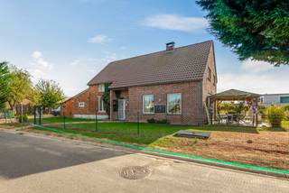 <p>Droom je van een ruime woning met een groene omgeving, een zonnige tuin en tal van mogelijkheden? Dan is deze woning absoluut een bezoek waard!</p>
<p>Op een mooi perceel van circa 1.262 m², met een prachtig vrij uitzicht over de omliggende velden, ontdek je hier een woning met ruimte om te leven, te genieten én je eigen woonideeën waar te maken.</p>
<p>Bij het binnenkomen verwelkomt de inkomhal je met een gastentoilet. Van hieruit kom je in de ruime en lichtrijke leefruimte met eetplaats. De ingerichte keuken sluit mooi aan. De aansluitend gelegen berging zorgt voor extra opbergruimte.</p>
<p>Daarnaast beschikt het gelijkvloers over een aparte bureau- of hobbyruimte, ideaal voor wie thuiswerkt, creatief bezig is of gewoon graag een extra ruimte naar eigen wens invult.</p>
<p>Op de verdieping bevinden zich vier volwaardige slaapkamers, een nachthal en een badkamer ingericht met bad, douche, dubbele lavabo en toilet.</p>
<p>Een bijzondere troef is het aanpalend bijgebouw van circa 45 m², uitgerust met een eigen sanitaire ruimte.</p>
<p>Denk aan een atelier, hobbyruimte, praktijkruimte of een plek voor een zelfstandige activiteit aan huis. Ook wie op zoek is naar extra ruimte voor uiteenlopende projecten, vindt hier heel wat potentieel. De concrete invulling is uiteraard afhankelijk van de geldende stedenbouwkundige voorschriften.</p>
<p>Verder beschikt de woning over een ruime, zuidwestgerichte tuin en een overdekt terras.</p>
<p>Met haar ruime indeling, vier slaapkamers, veelzijdige bijbouw en zonnige tuin biedt deze woning heel wat troeven voor wie op zoek is naar een plek met mogelijkheden.</p>
<p>Ben je benieuwd? Contacteer ons via 015 68 26 08 of info@imperiavastgoed.be</p>