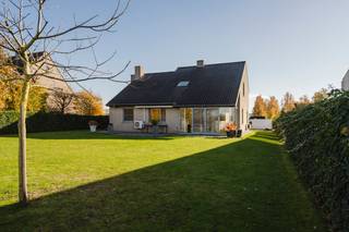 Ruime instapklare villa met 6 kamers en prachtige tuin met groenzicht op een totale grondoppervlakte van ca. 1.080m² op gunstige ligging te koop...