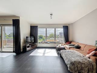 LIGGIING:Het appartement is gelegen in het centrum van Aalter, dichtbij het station. Hier kan je snel de snelwegen bereiken richting Gent en de...