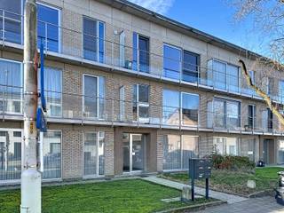 Op wandelafstand van het centrum van Aartselaar, scholen, winkels en openbaar vervoer vindt u dit gezellig gelijkvloers appartement met één...