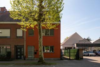 Ontdek deze aantrekkelijke halfopen bebouwing in Brasschaat. Deze woning combineert comfort, ruimte en een mooie, tijdloze afwerking – ideaal...