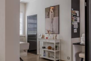 In het centrum van Wachtebeke – Lochristi bevindt zich deze instapklare halfopen woning, stijlvol ingericht in een gezellige “Long Island” sfeer. Dankzij de centrale ligging woon je op wandelafstand van winkels, scholen en alle voorzieningen, terwijl de volledig ommuurde binnentuin zorgt voor veel privacy en rust.<br /><br />Bij het binnenkomen word je verwelkomd in de inkomhal met praktische kastruimte. De lichtrijke leefruimte straalt warmte en karakter uit dankzij de grote raampartijen en het witte houten plafond. De moderne keuken werd volledig vernieuwd in 2021 en sluit mooi aan op de leefruimte. Verder is er nog een handige berging aanwezig.<br /><br />Op de verdieping bevinden zich twee ruime slaapkamers met praktische opbergruimte, een derde kleinere kamer en een smaakvolle vernieuwde badkamer.<br /><br />De gezellige binnentuin is bereikbaar via een automatische poort en biedt toegang tot de aparte garage. Dit maakt de woning bovendien interessant voor zelfstandige activiteiten of extra opslagmogelijkheden.<br /><br />De woning werd de afgelopen jaren gerenoveerd met onder andere vernieuwde ramen, elektrische installatie, 20 zonnepanelen en een thuisbatterij. Vooraan zijn de ramen voorzien van rolluiken. <br /><br />Het bezoekmoment gaat door op zaterdag 13 juni, uitsluitend op afspraak.<br /><br />Ben je op zoek naar een instapklare woning met karakter, moderne voorzieningen en een uitstekende ligging? Neem dan contact op via emre@devastgoedlink.be of 0456 65 05 26 en plan jouw bezoek in.