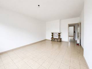 <strong>TE HUUR - Centrum Lennik </strong>- Appartement op wandelafstand van de markt van Sint-Kwintens-Lennik op de <strong>2de verdieping</strong> bestaande uit een woonkamer, aparte keuken, volledig ingericht met inductie kookplaat, dampkap, oven, gootsteen, vaatwasser, frigo en keukenkasten. <strong>1 grote en 1 kleinere slaapkamer/bureau</strong>. <br /><br />Terras met bergkast. Individuele kelderruimte op de kelderverdieping (-1).<br /><br /><strong>Huurprijs: 850euro/huur/maand + 60euro/maand provisie voor water en verwarming.</strong><br /><strong>Garagebox te huur voor 65euro/maand. </strong><br /><br />Individuele teller voor elektriciteit. Verwarming en verbruik water via jaarlijkse afrekening (tussentellers). <br /><br /><strong>EPC Label C - score 287kWh/(m<sup>2</sup> jaar) - ref. 20241230-0003494208-RES-1</strong><br /><br /><strong>Beschikbaar per 15/09/2026.</strong><br /><br />Interesse? Vraag uw bezoek aan via info@dehenauvastgoed.be <br />