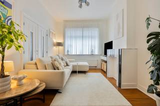 <p>Deze woning combineert een praktische indeling met een aangename ligging aan de stadsrand van Mechelen. Dankzij de conforme attesten en het gunstige EPC-label B geniet je van extra comfort en energiezuinig wonen. De woning bevindt zich in een rustige woonkern, nabij scholen, openbaar vervoer en het treinstation, wat zorgt voor een uitstekende bereikbaarheid. Binnen geniet je van lichtrijke leefruimtes en een functionele indeling met twee slaapkamers. De noordwestgerichte tuin van ca. 30 m² vormt een fijne buitenruimte om te ontspannen.</p>

<p> </p>

<p>Belangrijkste ruimtes:<br />• Inkomhal met toegang tot de leefruimtes<br />• Gezellige woonkamer met aangename lichtinval<br />• Eetkamer aansluitend op de keuken en woonkamer<br />• Keuken uitgerust met gasfornuis, dampkap, vaatwasser en spoelbak<br />• Berging met aansluiting voor wasmachine<br />• Badkamer met ligbad, toilet en wastafel in meubel<br />• Twee comfortabele slaapkamers<br />• Noordwestgerichte tuin van ca. 30 m²<br />• Kelder</p>

<p> </p>

<p>Troeven:<br />• Gelegen in de gegeerde Colomawijk in Mechelen-Zuid vlakbij de Vaart<br />• Conforme attesten aanwezig<br />• Energiezuinige woning met EPC-label B</p>