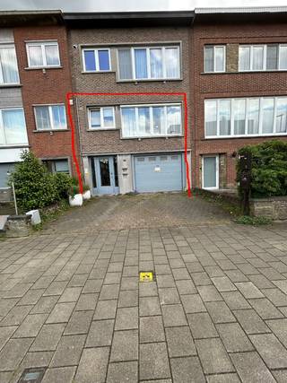 Ruim duplex appartement te koop – 182 m²<br /><br />Prachtig duplex appartement met een totale oppervlakte van 182 m², inclusief garage en achtertuin.<br />En ook oprit in totaal 3 auto’s.<br /><br />🏡 Indeling<br /><br />* 3 slaapkamers (2 beneden en 1 boven)<br />* 2 volledig uitgeruste keukens<br />* 2 badkamers met toilet<br />Op het gelijkvloers bevinden zich twee kleine slaapkamers. Dankzij gyprocwanden is de indeling eenvoudig aan te passen voor wie extra ruimte wenst.<br /><br />📍 Uitstekende ligging<br /><br />* Supermarkt, krantenwinkel, nachtwinkel en apotheek op wandelafstand<br />* Pleintje en park op slechts 200 meter<br />* Twee basisscholen in de directe omgeving<br />* Tram- en bushaltes vlakbij<br /><br />✅ EPC klasse B<br />✅ Asbestattest conform<br />✅ Elektrische keuring conform<br /><br />Vraagprijs licht bespreekbaar<br /><br />Geïnteresseerd? Neem gerust contact op voor meer informatie of een bezichtiging.<br />0480645566