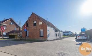 <strong>EERSTE BEZOEKDAG: ZATERDAG 04/04 VAN 9U TOT 12U (ENKEL OP AFSPRAAK)</strong><br /><strong>BUGGENHOUT – Te renoveren open bebouwing met prachtige tuin op ca. 8a 50ca.</strong><br /><br />Deze eigendom is gelegen in een rustige, landelijke omgeving met een vlotte bereikbaarheid naar openbaar vervoer, winkels, scholen en belangrijke invalswegen.<br /><br />Op het gelijkvloers beschikt de woning over een ruime woonkamer met zithoek, een slaapkamer of bureau, een keuken, een apart gastentoilet en een badkamer. Op de verdieping bevinden zich een slaapkamer en een zolderkamer, elk bereikbaar via een aparte trap. Dit biedt de mogelijkheid om de zolderkamer verder in te richten als extra slaapkamer, hobbyruimte of bureau.<br /><br />De achterbouw omvat een inpandige garage en een extra bergruimte. Het dak van het hoofdgebouw werd reeds vernieuwd en is voorzien van een onderdak en nieuwe dakgoten.<br /><br />Een absolute troef is de zuidgerichte tuin met een oppervlakte van ca. 8a 50ca, waar u in alle rust kan genieten en die tal van mogelijkheden biedt om een aangename buitenruimte te creëren.<br /><br />Renovatie is noodzakelijk, maar dankzij de perceeloppervlakte, de ligging, de gunstige oriëntatie en het sterke renovatiepotentieel vormt deze woning een uitstekende opportuniteit binnen haar segment.<br /><br />Info en bezoeken: 053/60.65.60<br />De vermelde prijs is een richtprijs. Na ontvangst van de biedingen beslist de verkoper of hij/zij de eigendom verkoopt aan het beste bod. De richtprijs is bijgevolg niet bindend. Voor meer informatie kan u ons contacteren of het reglement raadplegen op onze website.