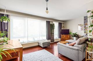 <p><span>Op zoek naar een ruime gezinswoning met een praktische indeling en mogelijkheden om ze volledig naar eigen smaak in te richten? Deze woning combineert een aangename woonoppervlakte met een garage, terras en tuin en is gelegen in een rustige, kindvriendelijke omgeving.</span></p><p><span>Via de inkomhal komen we binnen in de woning. Deze biedt toegang tot een bureauruimte/opbergruimte, de garage en een afzonderlijke wasplaats. Dankzij de gevelbreedte van ruim 6 meter beschikt de woning over een aangename ruimtelijkheid.</span></p><p><span>Op de eerste verdieping bevindt zich de lichtrijke leefruimte met aansluitend de keuken. Grote raampartijen zorgen hier voor een aangename natuurlijke lichtinval. Vanuit de leefruimte is er toegang tot het terras, een fijne plek om rustig van de buitenlucht te genieten.</span></p><p><span>De tweede verdieping omvat </span><span>drie volwaardige slaapkamers</span><span> en een badkamer die verder naar eigen smaak kan worden opgefrist en ingericht.</span></p><p><span>Ook buiten heeft deze woning heel wat te bieden. Achteraan bevindt zich een </span><span>aangename tuin</span><span>, waar kinderen naar hartenlust kunnen spelen of waar u heerlijk kunt genieten van het buitenleven.</span></p><p><span>Een interessante woning voor gezinnen die op zoek zijn naar </span><span>ruimte, een praktische indeling, een garage en tuin</span><span>, en die graag de mogelijkheid hebben om de woning verder te moderniseren volgens hun eigen wensen.</span></p>