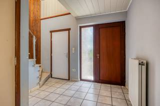 Bent u op zoek naar een woning waar u elke dag kunt genieten van rust, ruimte en een uitzonderlijke groene omgeving? Dan zal deze open bebouwing aan de Dilikensweier 36 in Genk u ongetwijfeld weten te bekoren.<br /><br />Deze charmante woning, gebouwd in 1994, beschikt over een bewoonbare oppervlakte van 161 m² (volgens het EPC) en combineert een doordachte indeling met een unieke ligging. Hier woont u letterlijk tegenover het prachtige natuurgebied De Maten, één van de mooiste natuurgebieden van Limburg, terwijl ook Domein Bokrijk zich op wandelafstand bevindt.<br /><br />Binnenin wordt u verwelkomd in een lichtrijke leefruimte die een aangename sfeer uitstraalt en uitkijkt op de tuin. De praktische indeling maakt van deze woning een ideale thuis voor gezinnen en koppels. Verder beschikt de woning over drie volwaardige slaapkamers en één badkamer, waardoor u over alle comfort beschikt om jarenlang zorgeloos te wonen.<br /><br />De absolute blikvanger is het indrukwekkende perceel van maar liefst 28a 58ca. Een zeldzame troef die deze eigendom bijzonder aantrekkelijk maakt voor paardenliefhebbers en iedereen die op zoek is naar een woning met uitzonderlijk veel buitenruimte, privacy en mogelijkheden om het terrein volledig naar eigen wens in te richten.. <br /><br />Ook aan praktische ruimte is er geen gebrek. De woning is volledig onderkelderd en beschikt over een ondergrondse garage, waardoor u geniet van een zee aan opslagruimte, plaats voor meerdere fietsen, hobby's of een extra werkruimte.<br /><br />De ligging maakt het plaatje compleet. Hier woont u in een rustige, residentiële straat midden in het groen, met talloze wandel-, fiets- en recreatiemogelijkheden letterlijk om de hoek. Tegelijkertijd bereikt u dankzij de vlotte verbindingen zowel het centrum van Genk als Hasselt in slechts enkele minuten. Scholen, winkels, horeca en openbaar vervoer bevinden zich eveneens in de nabije omgeving.<br /><br />Kortom, deze woning biedt een unieke combinatie van ruimte, comfort, natuur en een uitstekende ligging. Een buitenkans voor wie op zoek is naar een thuis waar elke dag aanvoelt als wonen in het groen.<br /><br />Interesse? Neem vandaag nog contact met ons op en ontdek zelf de troeven van deze prachtige eigendom tijdens een bezichtiging.<br /><br />Bestuursmaatregelen in het maatregelenregister: nee<br /><br />Deze AI-visualisaties zijn bedoeld als inspiratie. Er werd geen rekening gehouden met technische specificaties, stedenbouwkundige voorschriften of de concrete mogelijkheden tot realisatie.