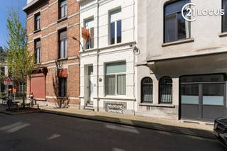 Karaktervolle stadswoning met ruim zonneterras én garage in hartje ZurenborgIn een van de meest gegeerde buurten van Antwerpen bevindt zich deze...