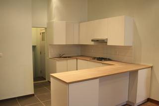 Volledig gerenoveerd appartement gelegen in winkel wandelstraat nabij Grote Markt bestaande uit living van45 m² in parketvloer, open keuken,...