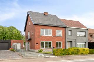 VALIMMAS verkoopt deze ruime en solide driegevelwoning op ± 8 are, met twee garages en een mooie tuin....
Het gelijkvloers omvat een inkomhal, een toilet, een bureel of slaapkamer, een living, een ruime keuken met eethoek, een veranda, twee garages, en een tuinberging.
De verdieping herbergt een nachthal (met toegang tot balkon), een kleine berging, een toilet, drie slaapkamers en een badkamer met ligbad.
De zolderruimte kan desgewenst nog verder ingericht worden (mits plaatsen van vaste trap).
Er is tevens een kelder aanwezig.
De grote garage (± 50m²) is ook geschikt als werkplaats of voor het stallen van een lichte vrachtwagen, een camper, ...
Degelijke en verzorgde woning met het nodige basiscomfort, interieurs en comfortvoorzieningen nog te moderniseren. Zijn inmiddels al vernieuwd: dak (bedekking, isolatie, goten) in 2020, rolluiken vooraan (2024), geautomatiseerde sectionaalpoort kleinste garage (2024), zoldertrap, ...
Landelijke ligging in gehucht Slozen, tussen Londerzeel en Imde. Bushalte vlakbij (R50) en op ±3,5km van station Londerzeel. Gemakkelijke verbinding naar A12.