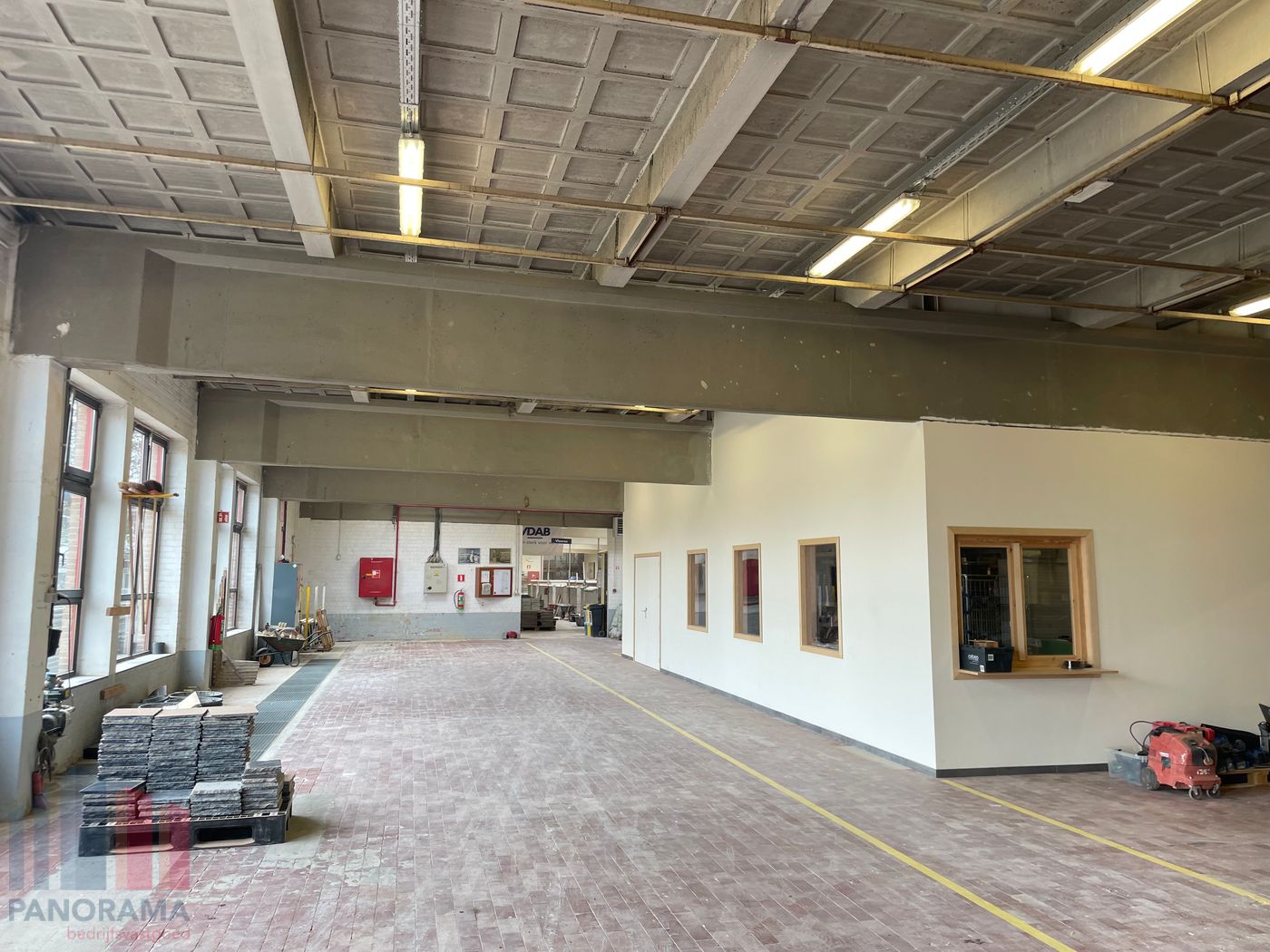 Functioneel bedrijfsgebouw bestaande magazijn met kantoren - foto 5