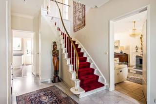 Op een gegeerde locatie in Wommelgem vindt u deze ruime en uitstekend onderhouden villa op een mooi perceel van 916 m². Een woning waar ruimte, licht en comfort harmonieus samenkomen en waar elk gezinslid zich zal thuis voelen.<br /><br />Via de royale inkomhal met ingemaakte kasten en gastentoilet betreedt u deze woning. De gezellige leefruimte baadt in het natuurlijke licht dankzij de grote raampartijen, die een prachtig zicht bieden op de tuin. De houthaard vormt het warme hart van de woonkamer en zorgt voor een aangename sfeer tijdens elk seizoen. Vanuit de leefruimte wandelt u rechtstreeks naar het terras en de groene buitenomgeving.<br /><br />De ruime, volledig uitgeruste keuken sluit naadloos aan op de leefruimte en biedt eveneens toegang tot de tuin. Aansluitend bevindt zich een praktische wasberging met buitendeur. Verder beschikt de woning over een dubbele inpandige garage.<br /><br />Ook aan bergruimte geen gebrek. Vanuit de inkomhal bereikt u een ruime, droge kelder, ideaal voor voorraad en opslag.<br /><br />Op de eerste verdieping geeft de ruime nachthal toegang tot vier volwaardige slaapkamers van ca. 14 m², 17 m², 20 m² en 23 m². De badkamer is comfortabel ingericht met een ligbad, douche, dubbel lavabomeubel en bidet. Daarnaast zijn er een apart toilet en een ruime bergzolder, bereikbaar via een vlizotrap.<br /><br />Buiten geniet u van een verzorgde voor- en achtertuin met veel privacy, een tuinhuis en een ruime oprit.<br /><br />Deze charmante villa combineert royale leefruimtes met een rustige ligging op een toplocatie in Wommelgem. Een ideale gezinswoning waar ruimte, comfort en woonplezier centraal staan.<br /><br />Pluspunten:<br />+ Prachtige tuin<br />+ Dubbele inpandige garage<br />+ Extra bergruimte op zolder<br />+ Zonnige tuin en terras<br />+ Ruim tuinhuis<br />+ 4 ruime slaapkamers<br />+ Toplocatie, rustig gelegen, maar toch nabij winkels, scholen en openbaar vervoer<br /><br />Dit pand is onderhevig aan de Vlaamse renovatieverplichting voor residentiële gebouwen. Meer informatie kunt u terugvinden via volgende website: https://www.vlaanderen.be/een-woning-kopen/renovatieverplichting-voor-residentiele-gebouwen.<br /><br />Heeft u interesse in deze mooie woning? Neem dan contact op met VB Vastgoed via 03 337 50 70 of info@vbvastgoed.be.
